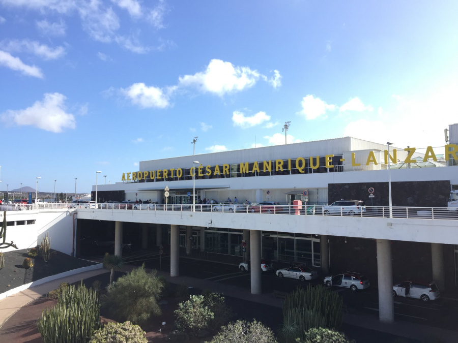 Visitors to Lanzarote report long queues at passport control